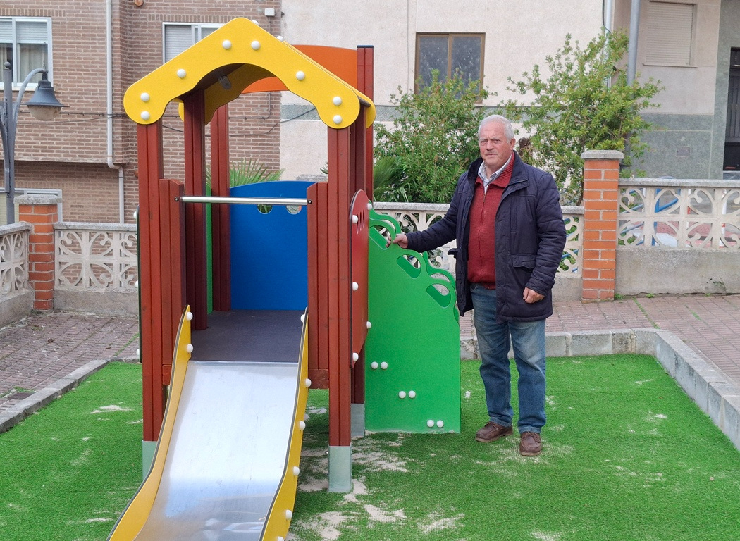 Renovado al completo el parque infantil contiguo a la calle Alfonso IX