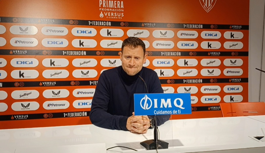 Simón: Tendrá que valorar Unionistas si toma algún tipo de medida. El árbitro ha reiniciado el juego y el futbolista seguía en el campo