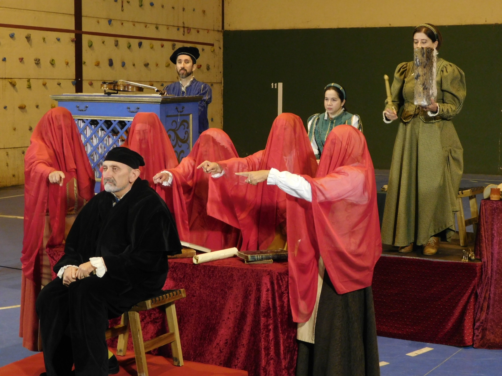 TOPAS | El teatro de Lazarillo de Tormes llena de emoción el pabellón de Topas con la vida de Nebrija