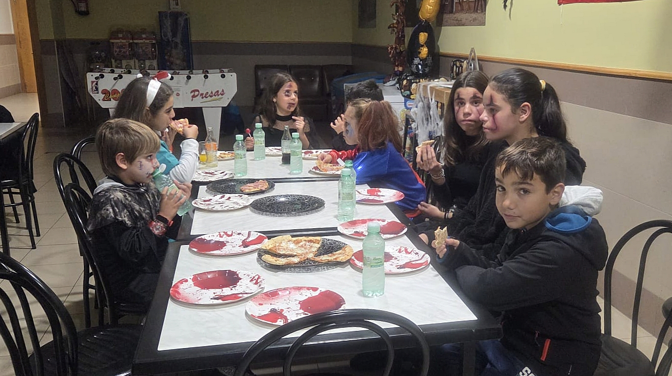 Ni la lluvia frena la celebración de Halloween en Villarino
