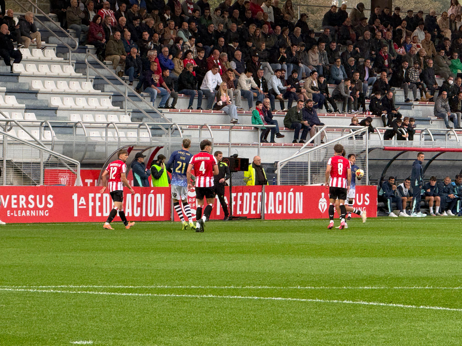 Unionistas se plantea estudiar si reclama alineación indebida contra el Bilbao Athletic: un jugador expulsado se quedó en el campo con el balón en juego