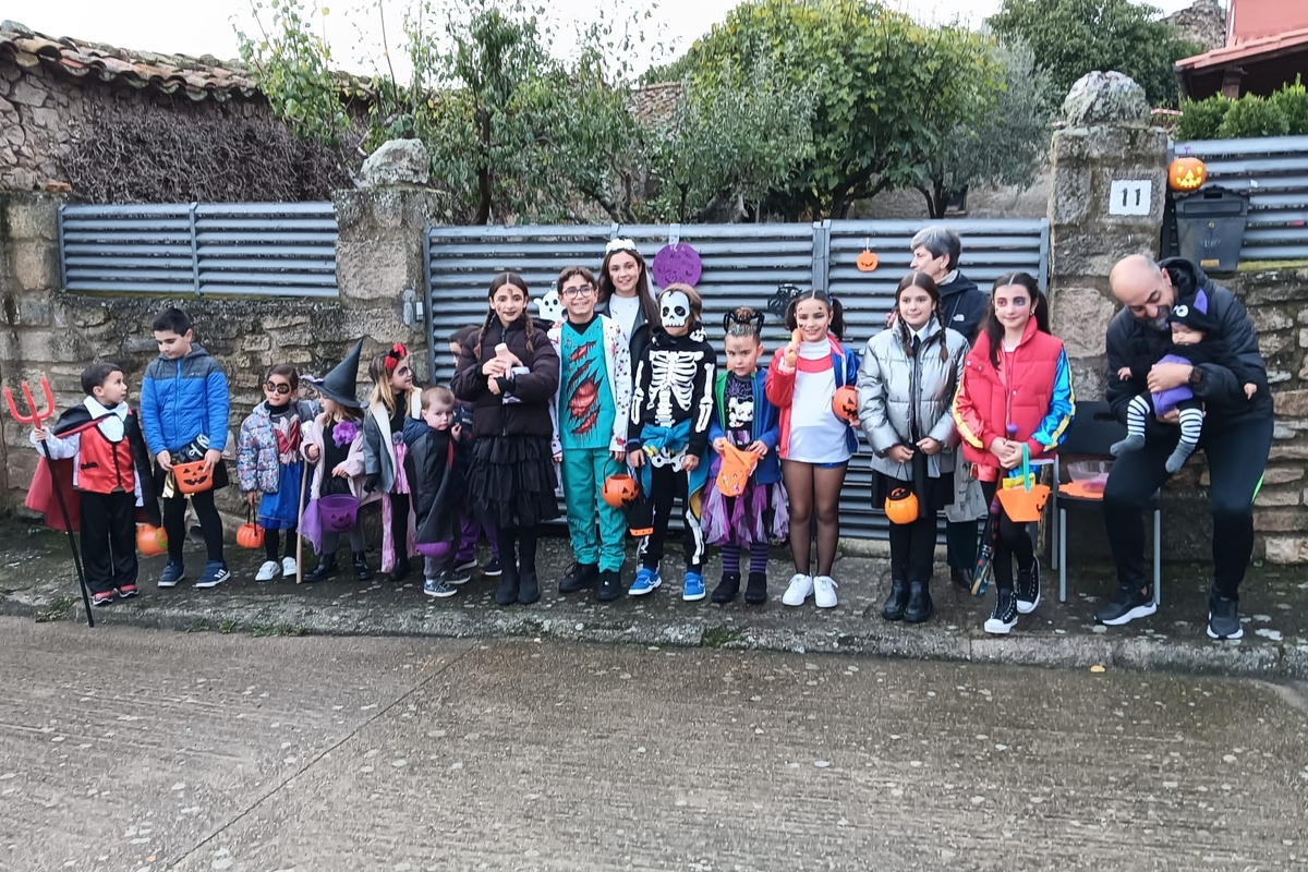 El truco o trato une a todos los vecinos de Cerralbo en una gran fiesta de Halloween