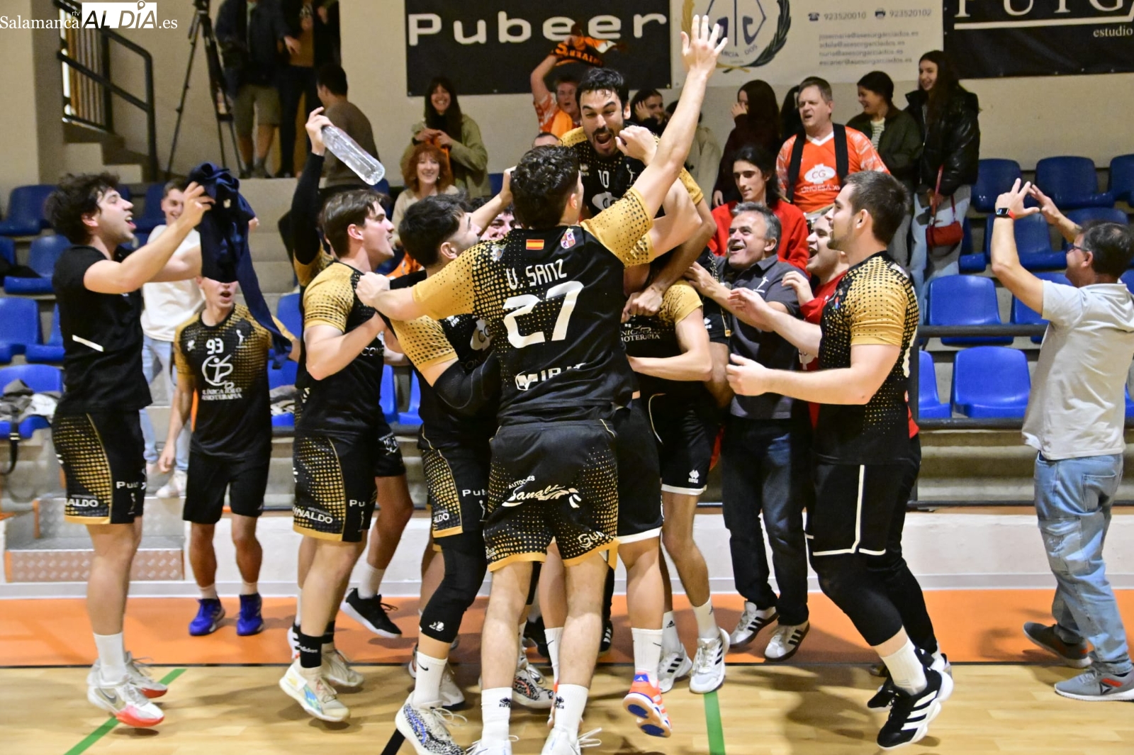 FOTOS | El BM Salamanca se regala una victoria en el Río Tormes ante la Universidad de León (32-28)