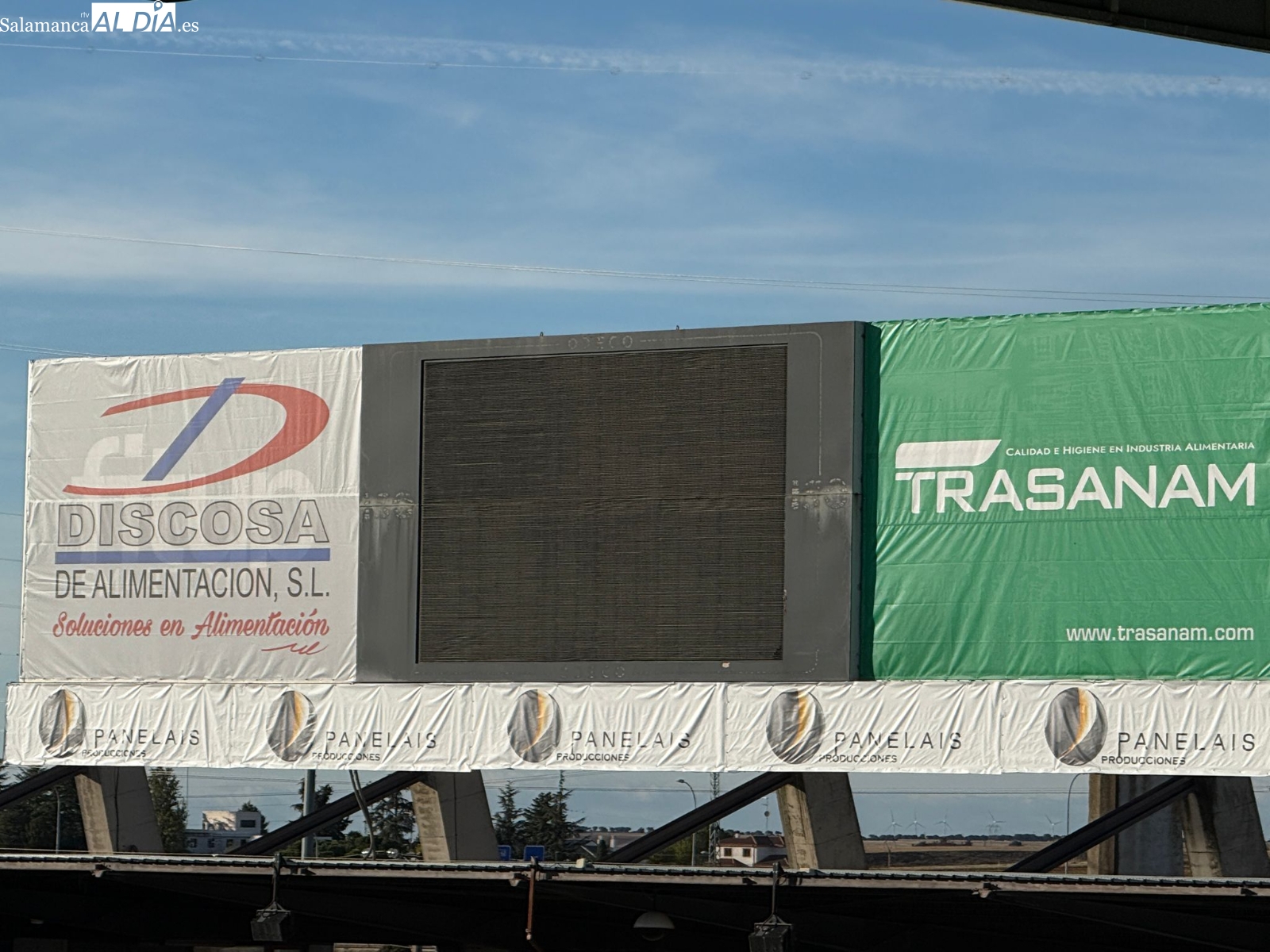 FOTOS | El Salamanca UDS vuelve al Helmántico, que presenta un aspecto igual y deficiencias: sin marcador, anunciantes, con enchufes rotos y suciedad...