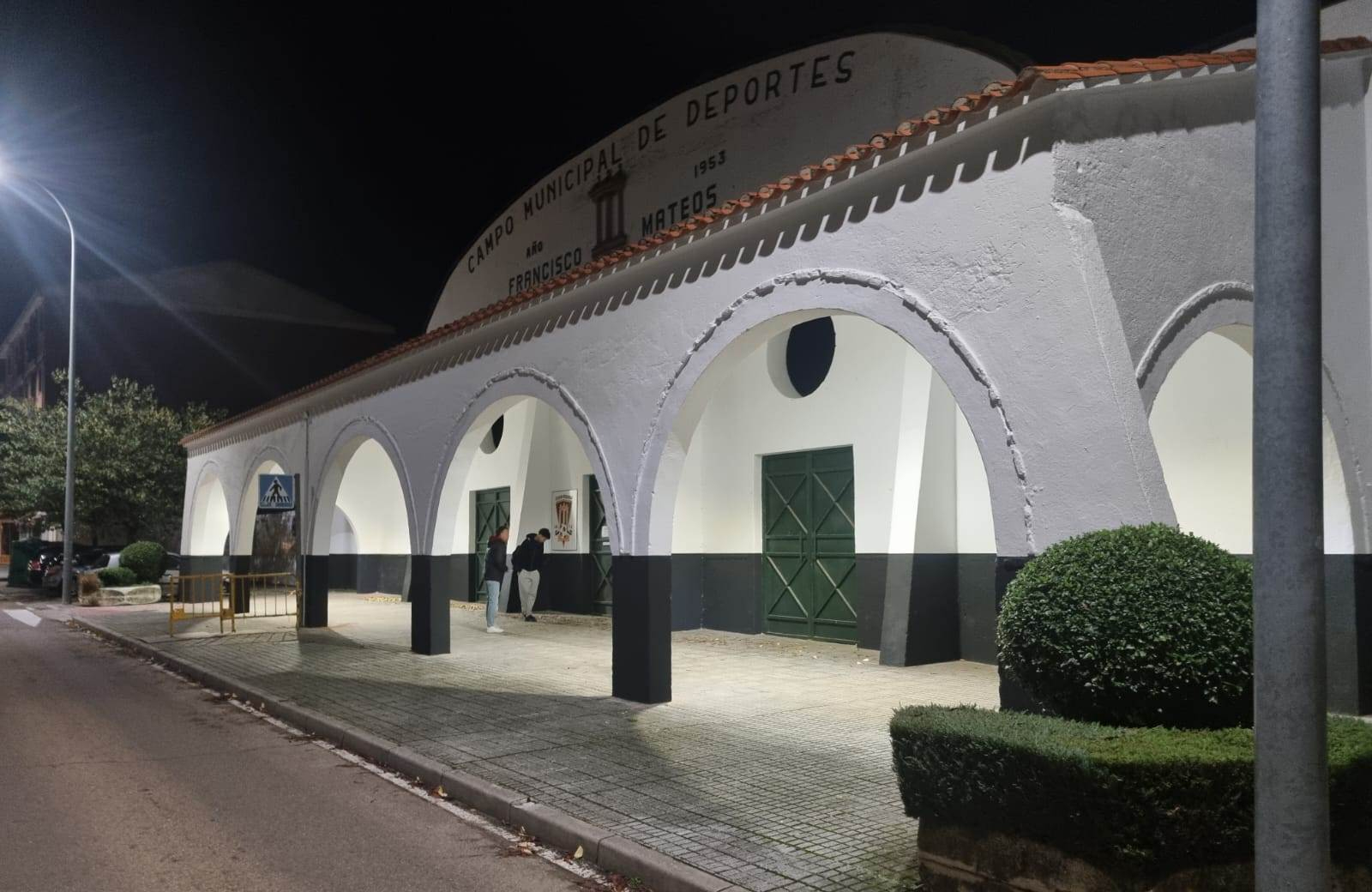 Los soportales de la entrada al Francisco Mateos estrenan iluminación