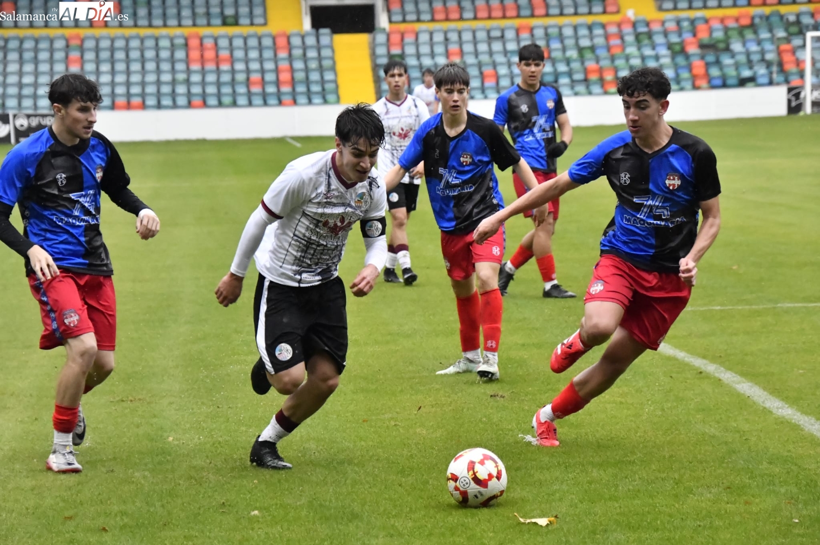 FOTOS | El Liga Nacional del Salamanca UDS estrena el Helmántico bajo la lluvia y el primer equipo jugará en él en 24 horas (2-1)