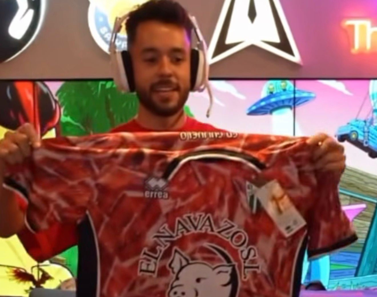 VÍDEO | The Grefg, YouTuber con casi 20 millones de seguidores, luce con orgullo al CD Guijuelo: Una camiseta llena de jamones, me vuelvo loco