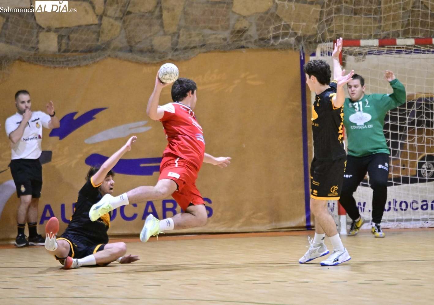 FOTOS | El BM Salamanca se queda a un paso de la remontada en casa (36-38)