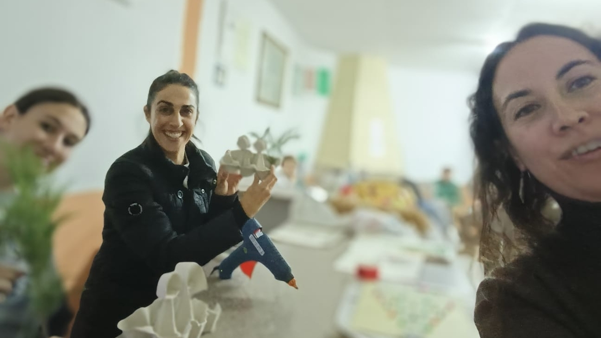 Peralejos de Arriba prepara su decoración navideña con un taller de manualidades