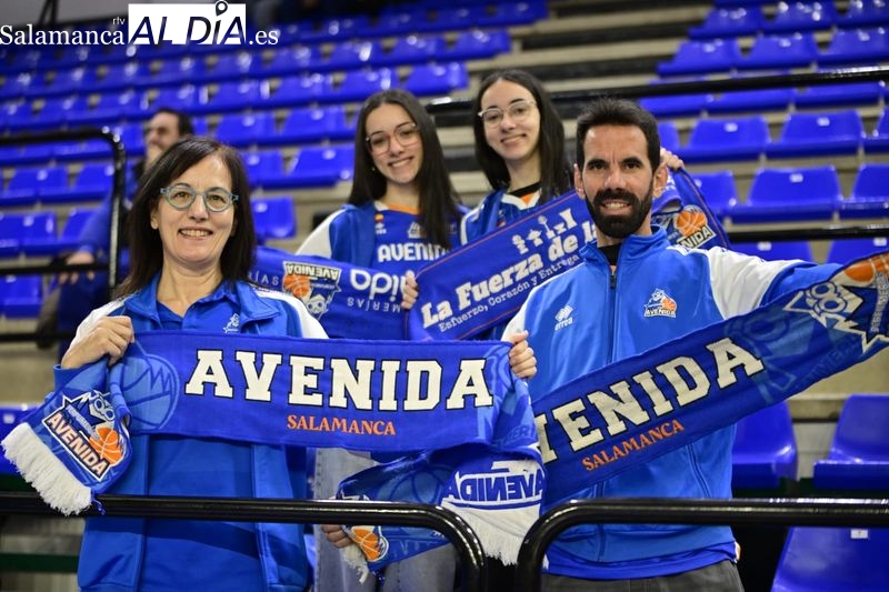 FOTOS | El Perfumerías Avenida hace madrugar a sus aficionados para el partido contra el Gernika
