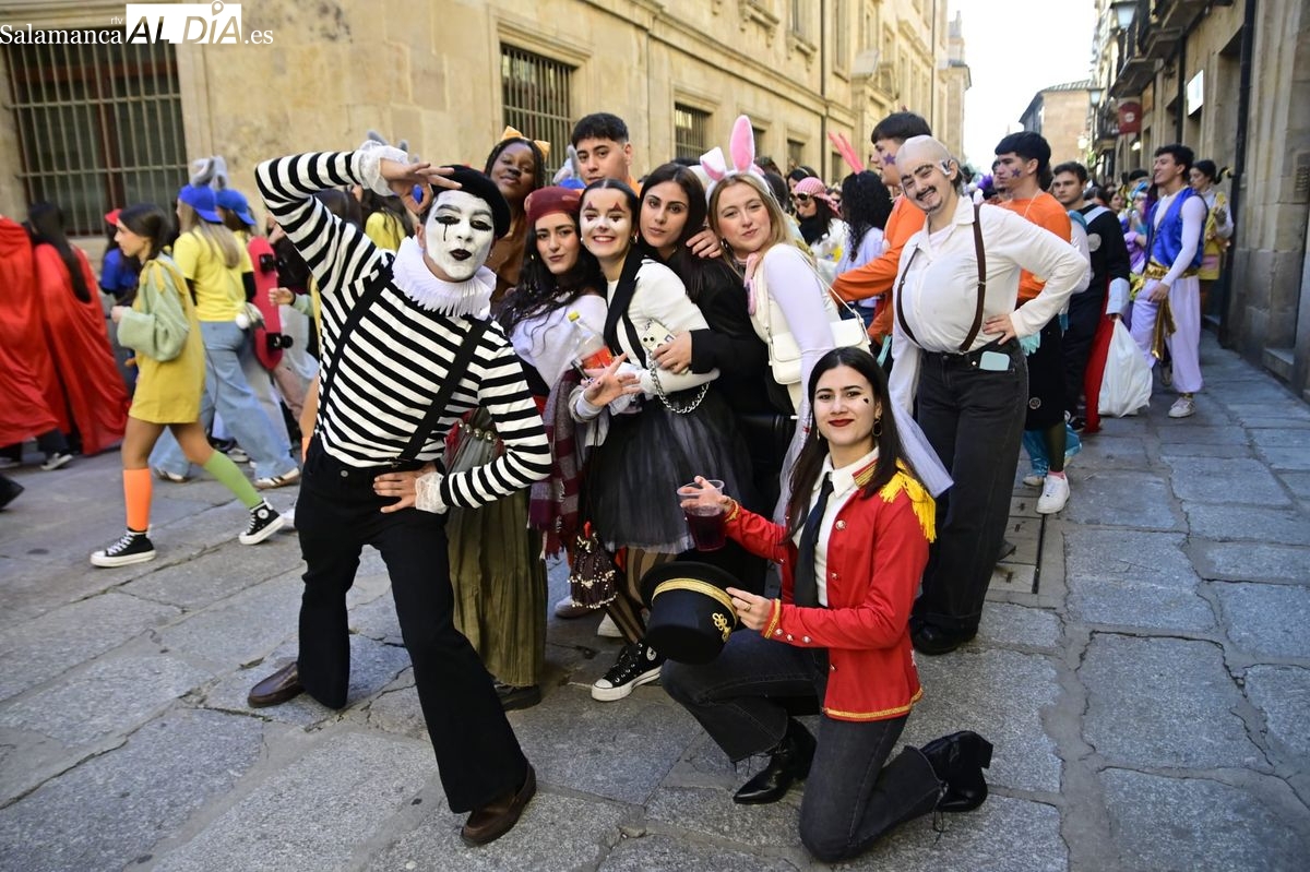 GALERÍA DE FOTOS | Los alumnos de Educación toman el centro de Salamanca con disfraces y charanga en el día grande de sus fiestas