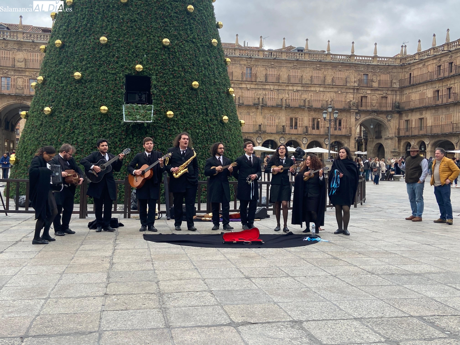VÍDEO Y FOTOS | La Tuna de la Universidad de Coimbra sorprende a Salamanca con una actuación improvisada en la Plaza Mayor