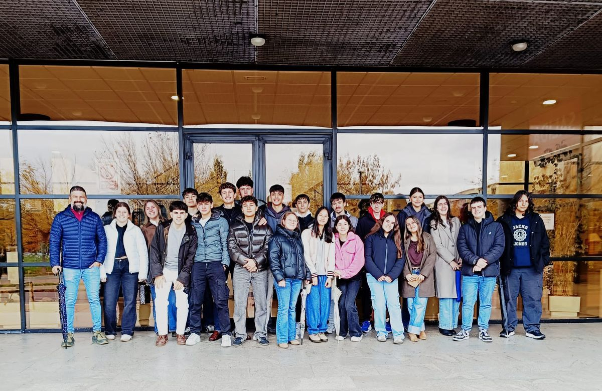 Estudiantes del San Juan Bosco se forman en finanzas en la USAL