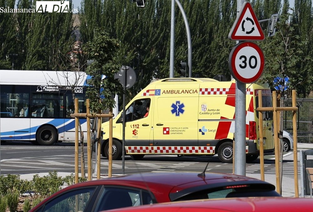 Una mujer atendida tras una colisión de dos coches en la rotonda del polígono El Montalvo
