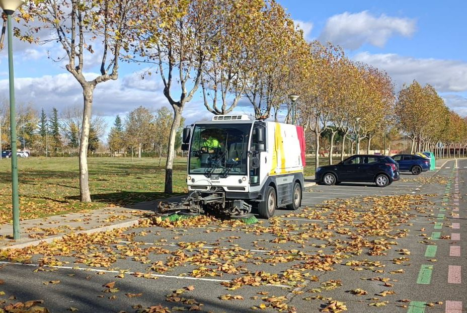 Operativo especial contra la acumulación de hojas en dos urbanizaciones de Villamayor