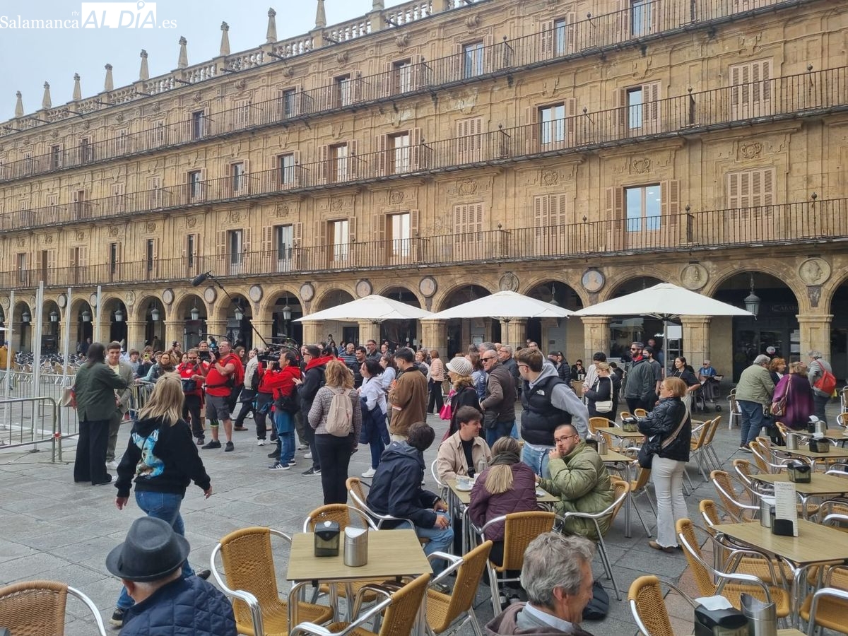 Expectación en la Plaza Mayor de Salamanca por la grabación del concurso Lo sabe, no lo sabe (Fotos)