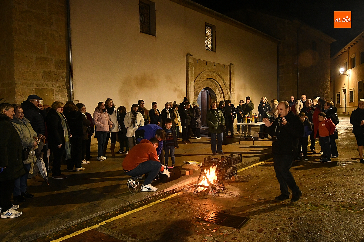 Animada castañada en la víspera de San Andrés a las puertas de su parroquia