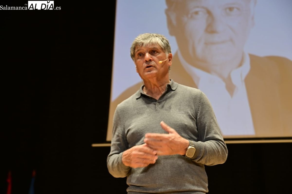 FOTOS | Lección de Toni Nadal a estudiantes de Salamanca: defiende la cultura del esfuerzo para alcanzar el éxito