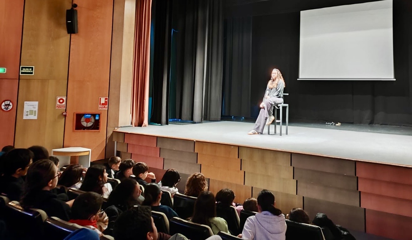 Alumnos del IES Germán Sánchez Ruipérez viven un inspirador encuentro con la jugadora de élite del baloncesto Silvia Domínguez