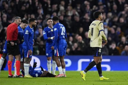 Araujo complica la vida al Barça en Londres (3-0)