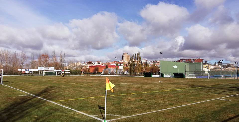 El campo de fútbol de césped artificial podría financiarse con un leasing de 600.000 euros