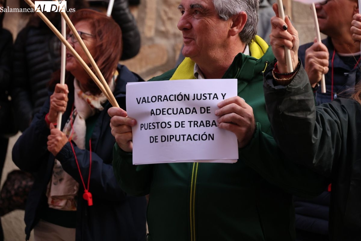FOTOS | Trabajadores de la Diputación de Salamanca de los grupos profesionales más bajos exigen una subida salarial, según los sindicatos