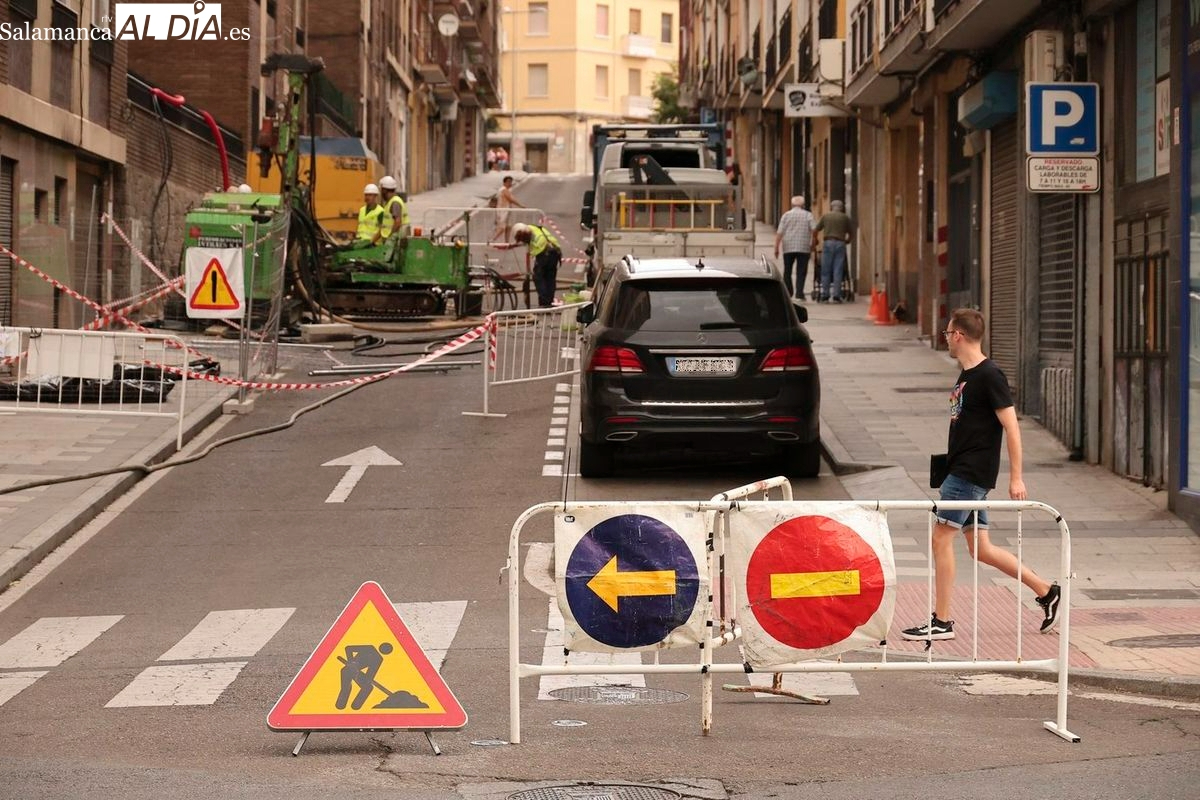 Una veintena de calles sufrirán cortes de tráfico y restricciones este lunes en Salamanca