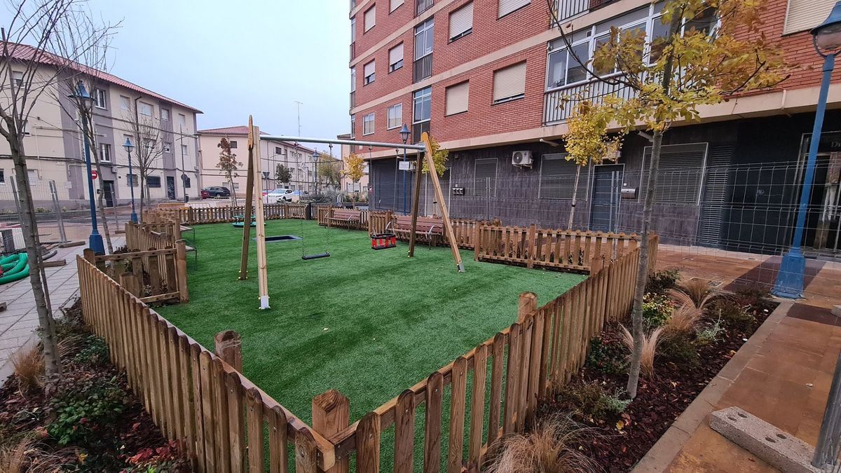 El barrio Vidal estrena una renovada zona de juegos infantiles con más seguridad y nuevos elementos