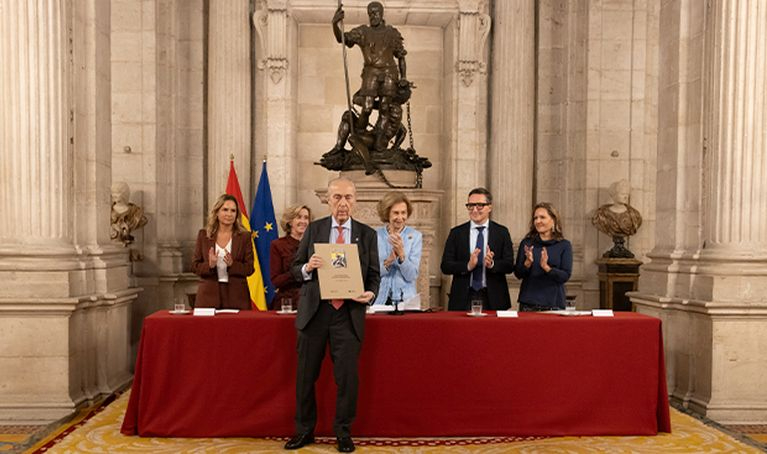 Luis Alberto de Cuenca recibe el Premio Reina Sofía de Poesía: Es el colofón de mi devoción por Su Majestad