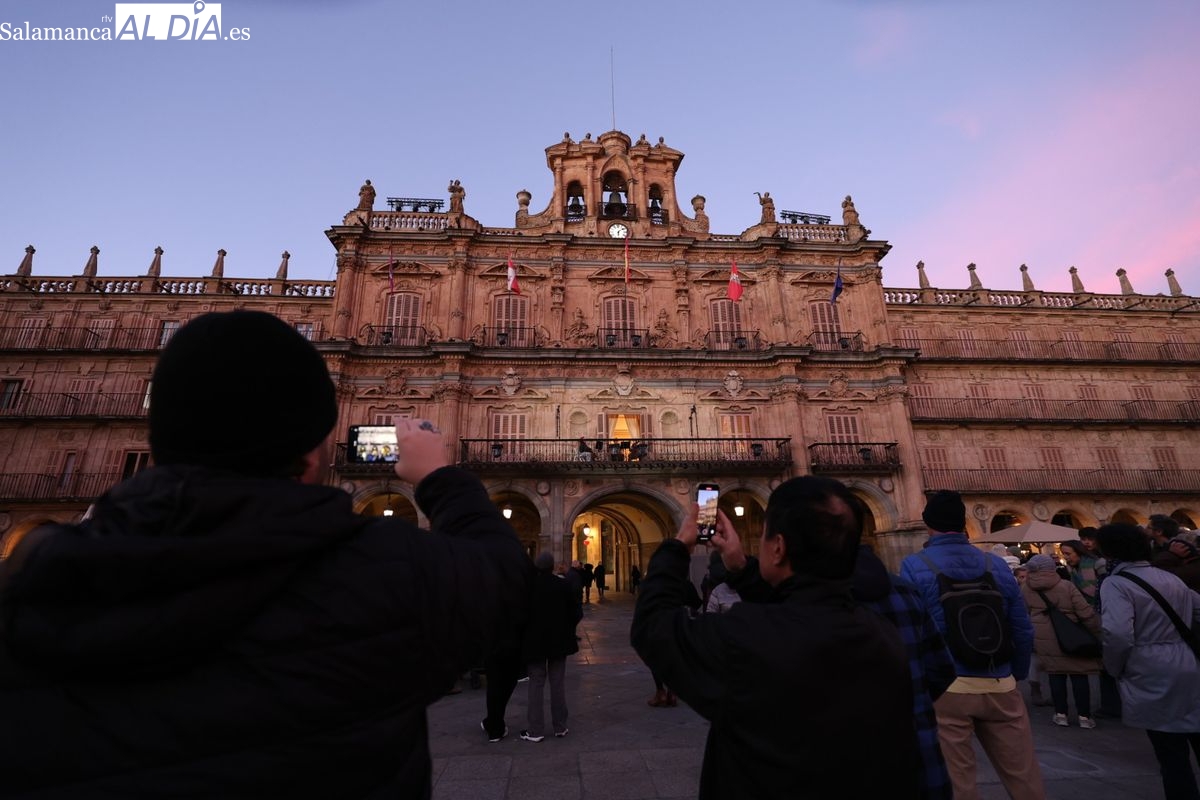 VÍDEO Y FOTOS | El Trío Resonances ofrece una actuación desde el balcón del Ayuntamiento de Salamanca