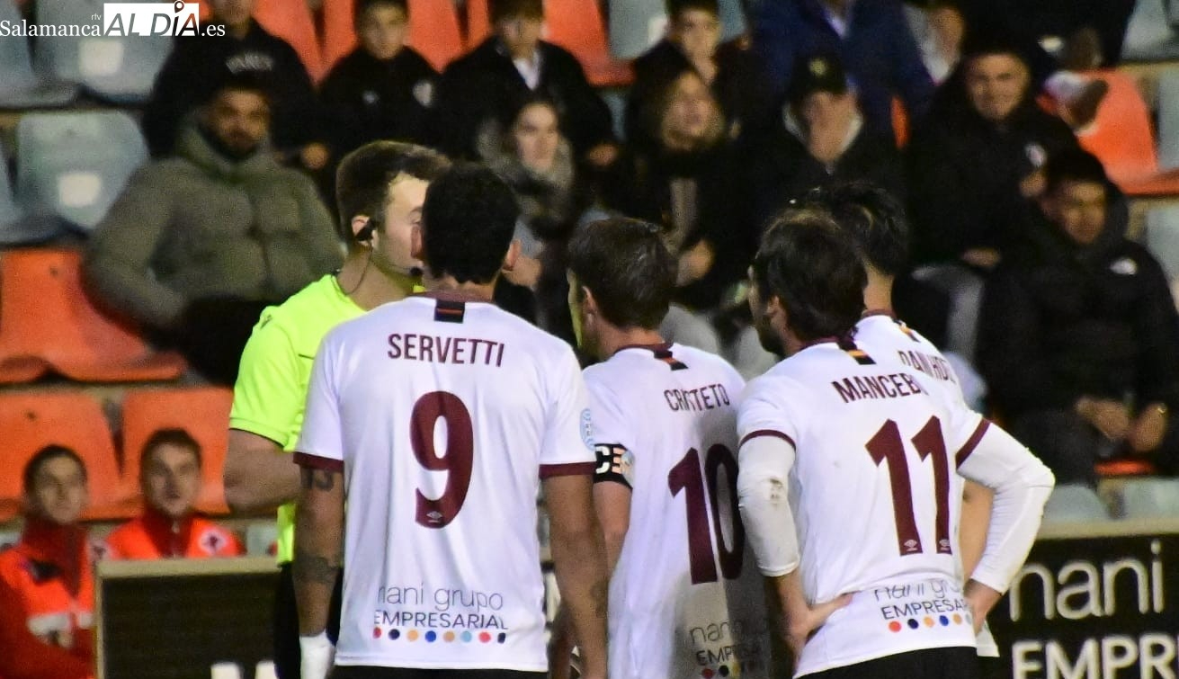 Servetti se libra de un castigo mayor por aplaudir al árbitro en el Salamanca UDS - Ávila