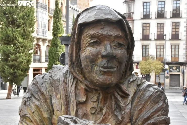 FOTOS | La guardiana de bronce de 600 kilos que anuncia la Navidad en el corazón de Salamanca | Imagen 2