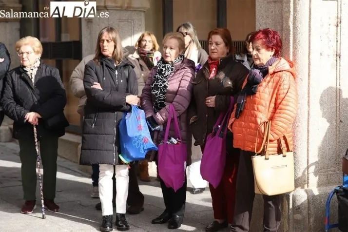 Alba de Tormes reafirma su compromiso contra la violencia de género con un minuto de silencio y la lectura del manifiesto | Imagen 2