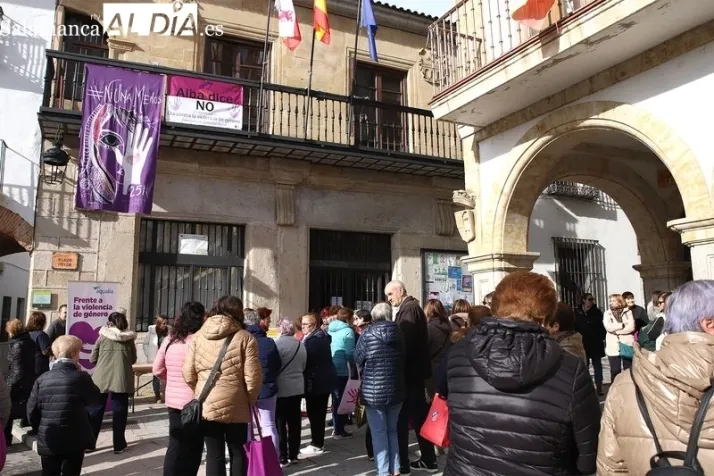 Alba de Tormes reafirma su compromiso contra la violencia de género con un minuto de silencio y la lectura del manifiesto | Imagen 1