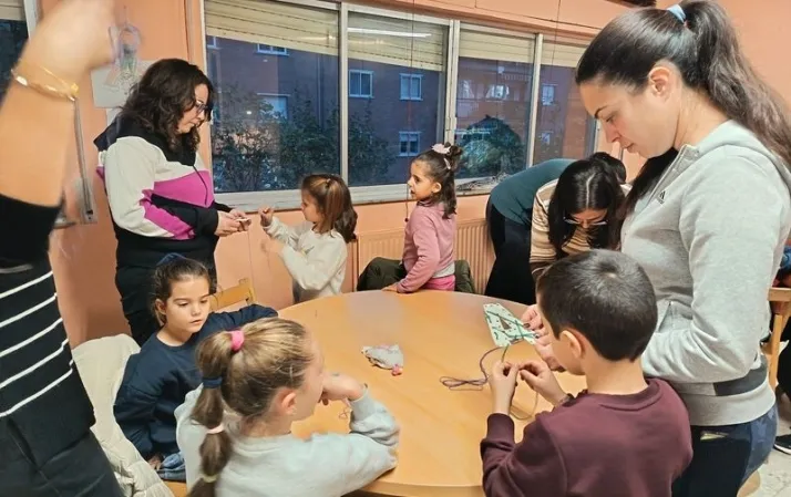 'Hilos y Letras' fomenta la lectura y la creatividad entre las familias de Terradillos | Imagen 1