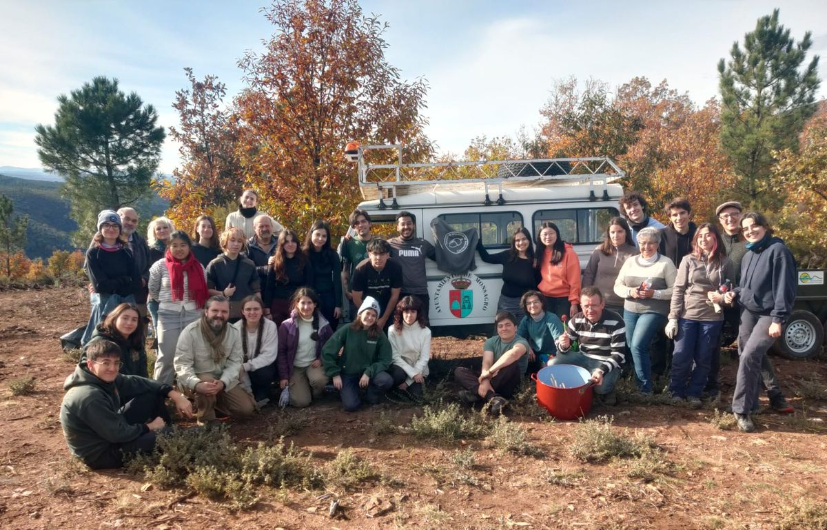 Monsagro planta un millar de robles y fresnos para regenerar el paisaje tras el incendio de 2022