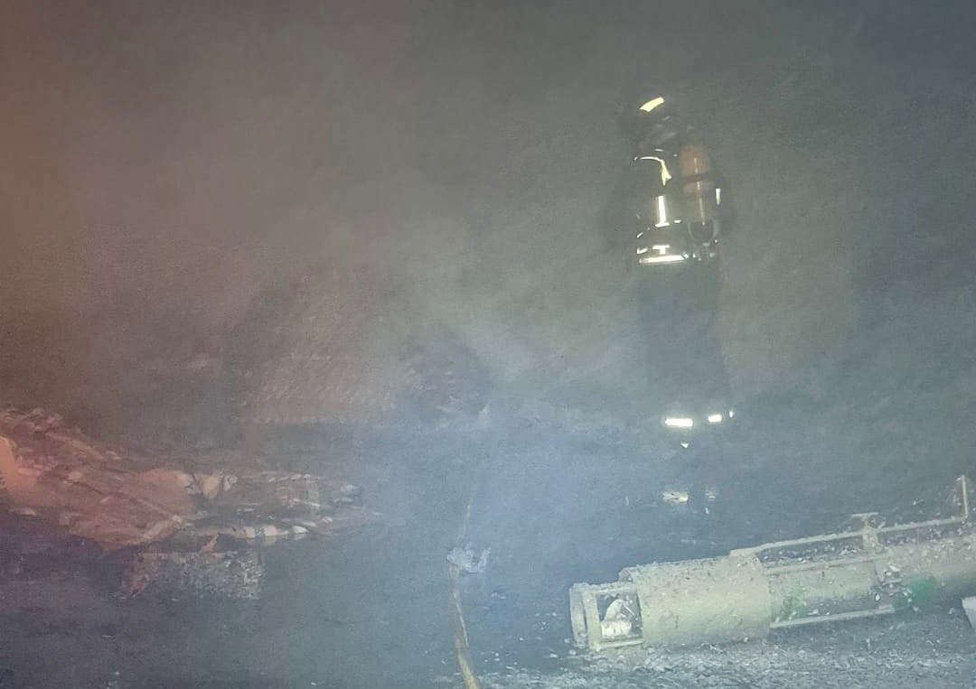Un nuevo incendio en la antigua fábrica de harinas moviliza un operativo de emergencia, con más de dos horas para su extinción