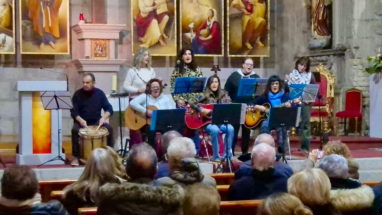 Gran éxito para el concierto de Navidad solidario del coro parroquial A Voces