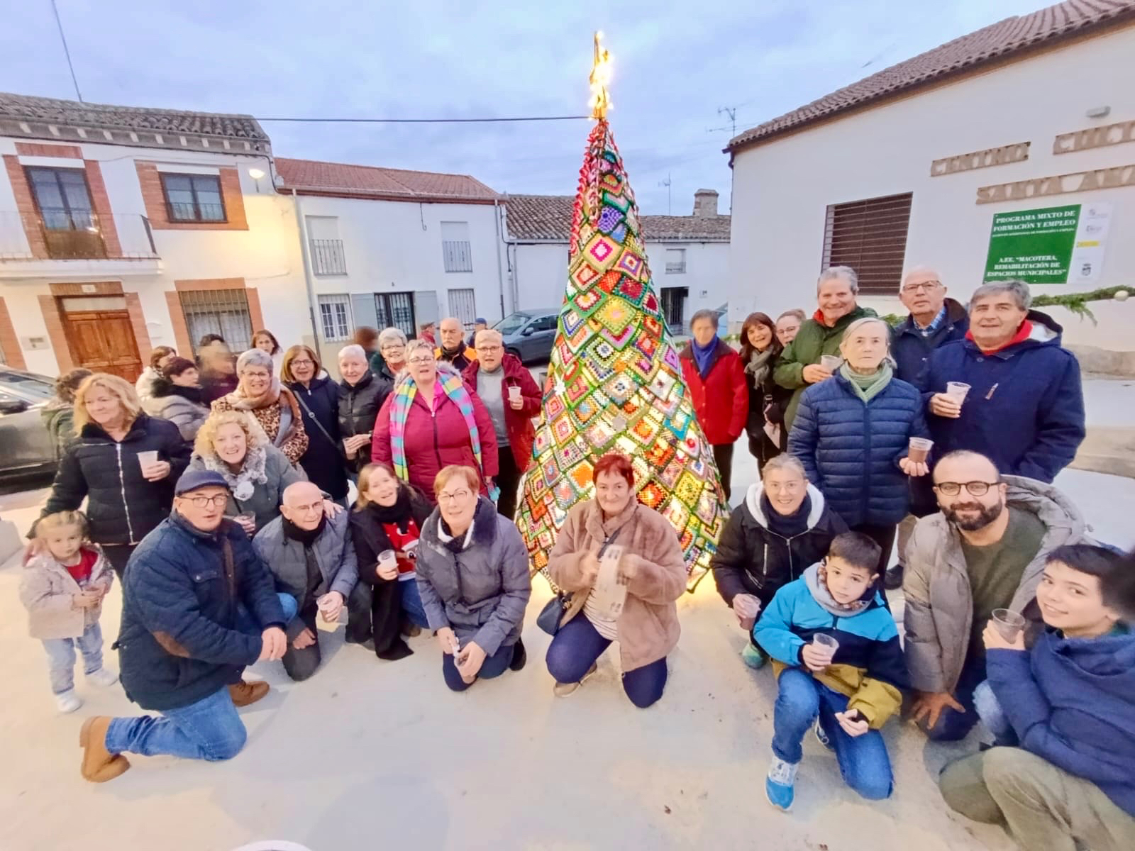 Un árbol hecho a mano une a Macotera en el arranque más emotivo de la Navidad