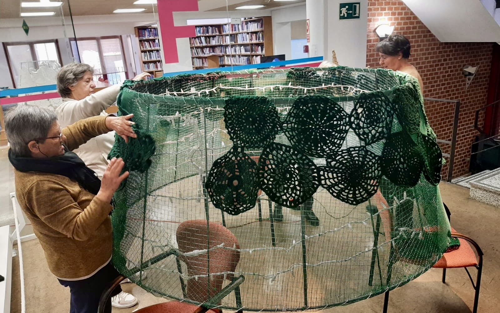 Cuenta atrás para el gran árbol navideño de ganchillo tejido con manos e ilusión