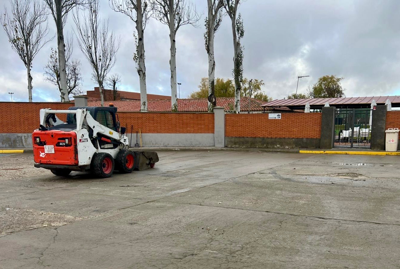 Arranca el asfaltado del aparcamiento del polideportivo municipal