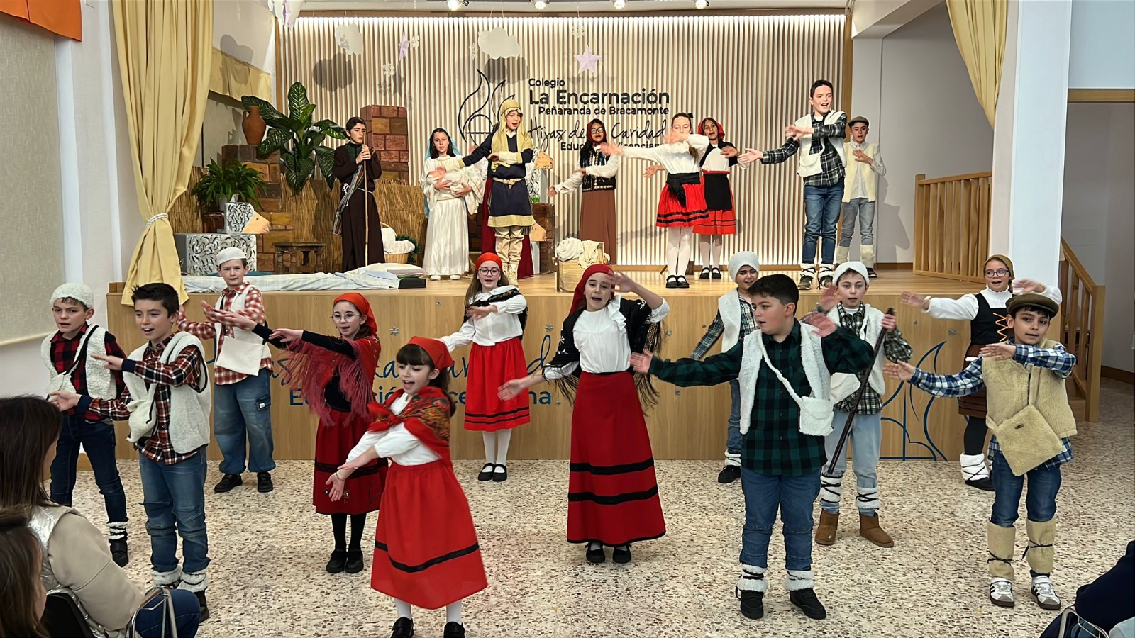 La comunidad educativa de La Encarnación celebra su tradicional Festival de Navidad junto a las familias