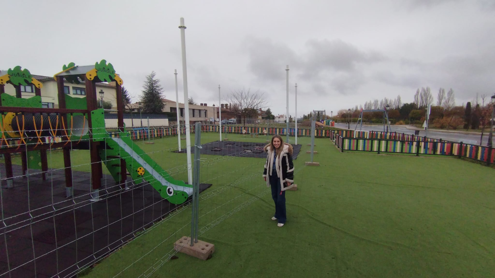 Un nuevo multijuegos de cuatro torres transformará el parque infantil de la urbanización Aldebarán