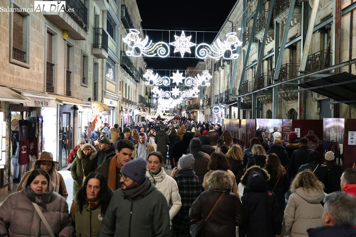 FOTOS | El ambiente navideño vence al frío: el centro de Salamanca se llena este sábado
