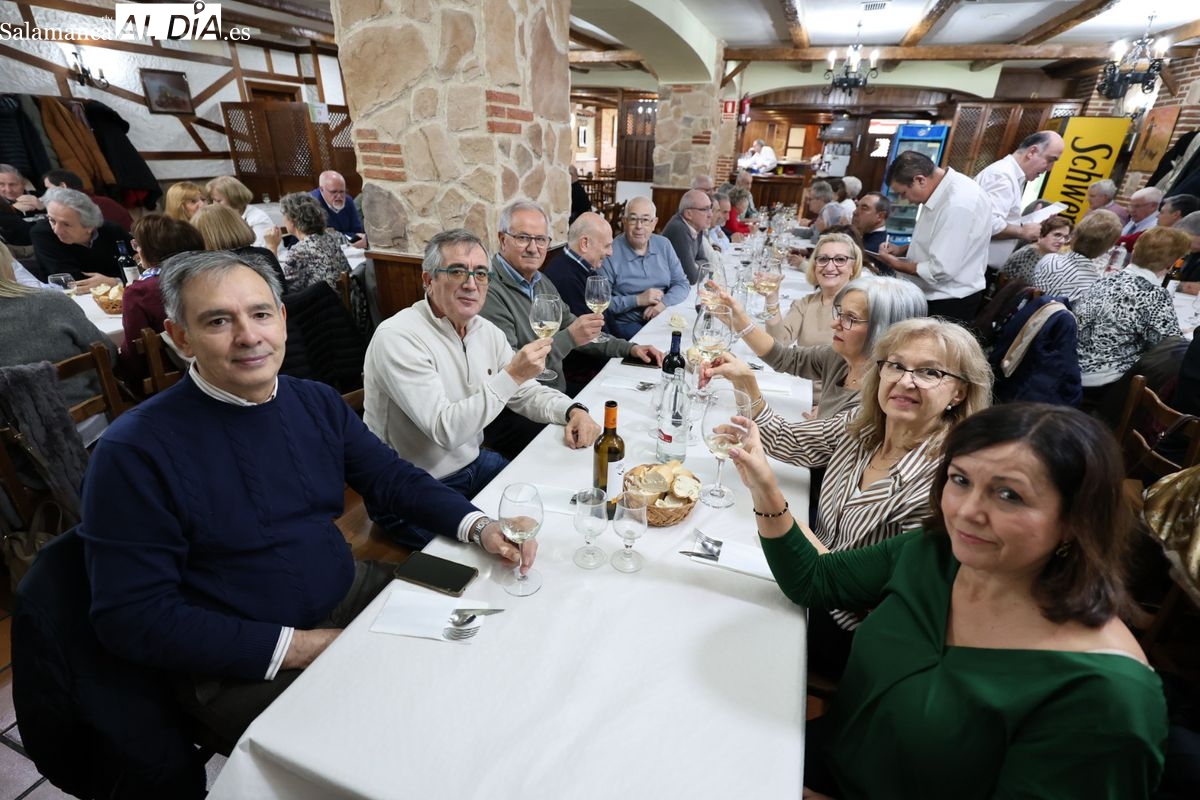 FOTOS | Los jubilados de la Policía Local de Salamanca estrechan lazos en su tradicional encuentro navideño