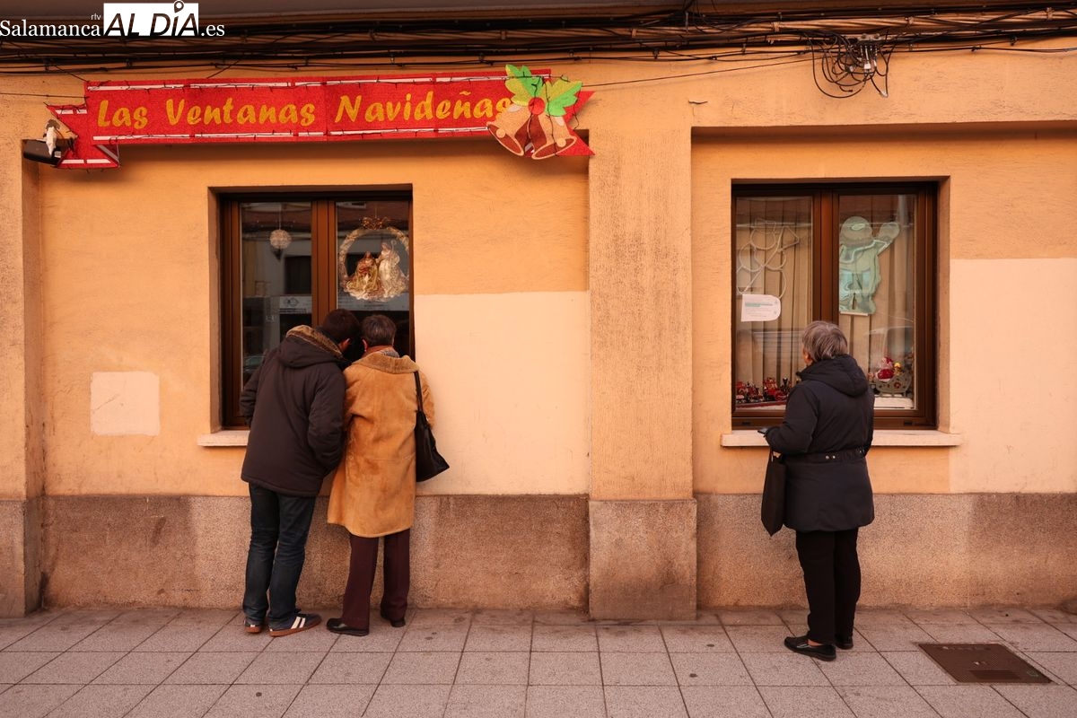 FOTOS | Las ventanas navideñas de Teo y Concha: la tradición familiar que lleva 18 años iluminando la avenida de Portugal