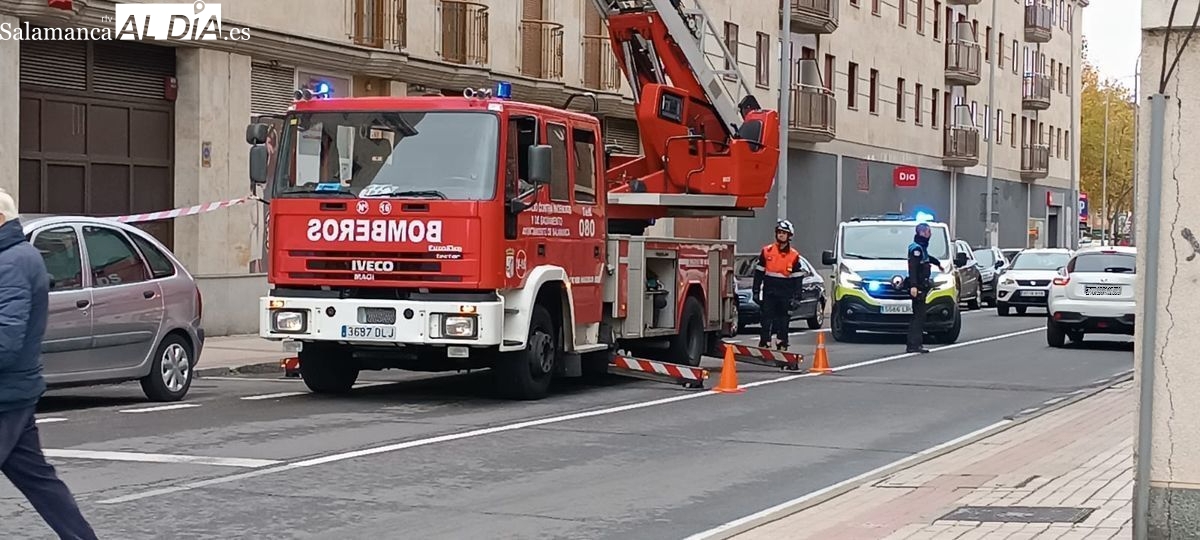 FOTOS | Intervención de los Bomberos en El Rollo por el riesgo de desprendimiento de tejas en un edificio