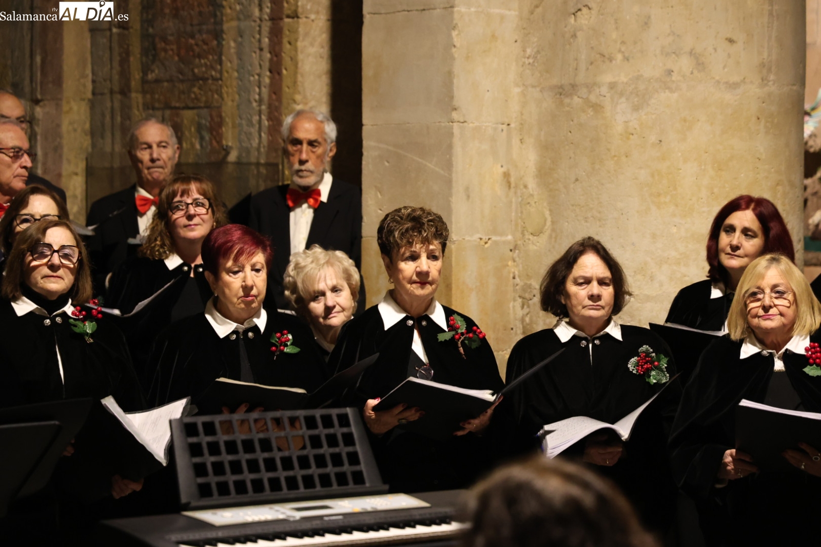 VÍDEO y FOTOS | Las voces de la Coral Eufonía envuelven de espíritu navideño la iglesia de San Marcos