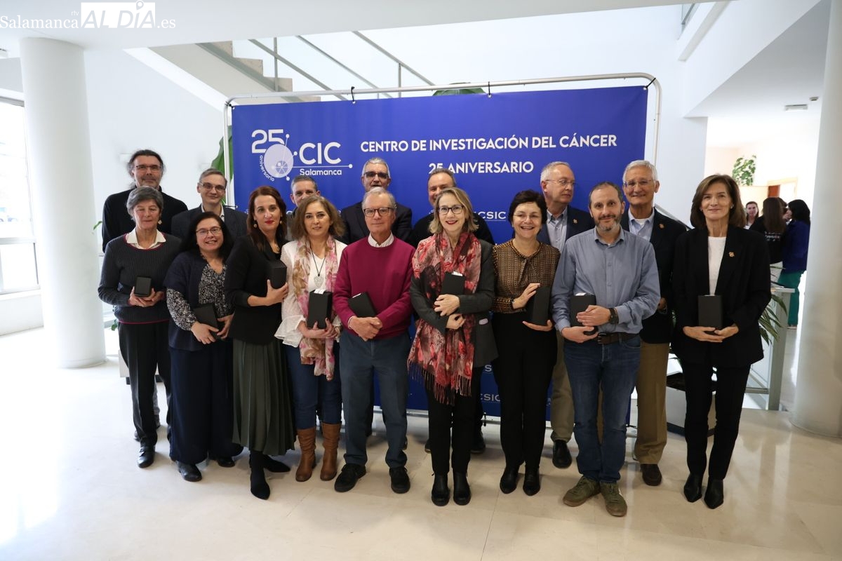 El Centro de Investigación del Cáncer rinde homenaje al personal con 25 años de servicio