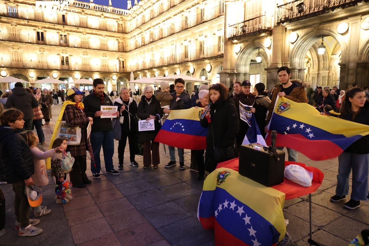 VÍDEO Y FOTOS | La comunidad venezolana se concentra en Salamanca para celebrar el Nobel de la Paz a María Corina Machado